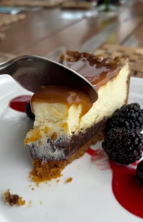 Turtle Cheesecake with Chocolate and Caramel 😍🍰🍫