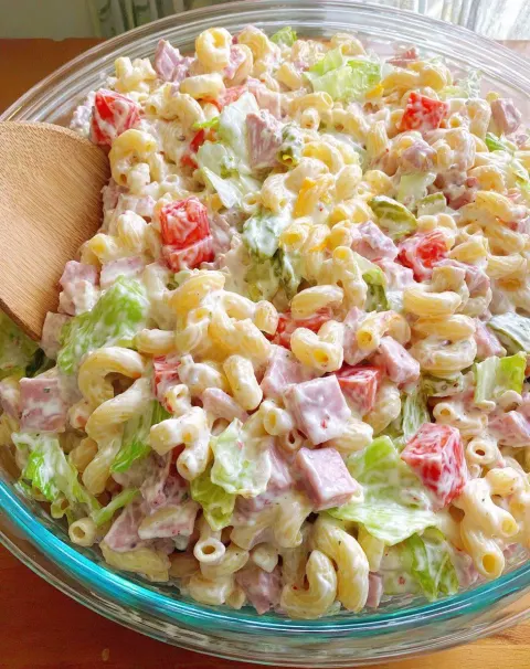 🌿 Layered Pasta Salad: A Colorful Twist on a Classic Favorite