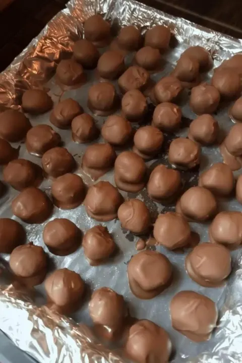 The Best Homemade Buckeyes Recipe (Peanut Butter & Chocolate Candy)