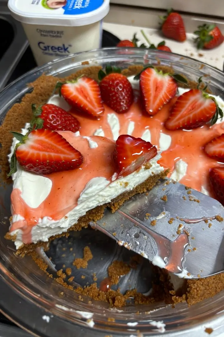 No-Bake Greek Yogurt Cheesecake 🍰🍓