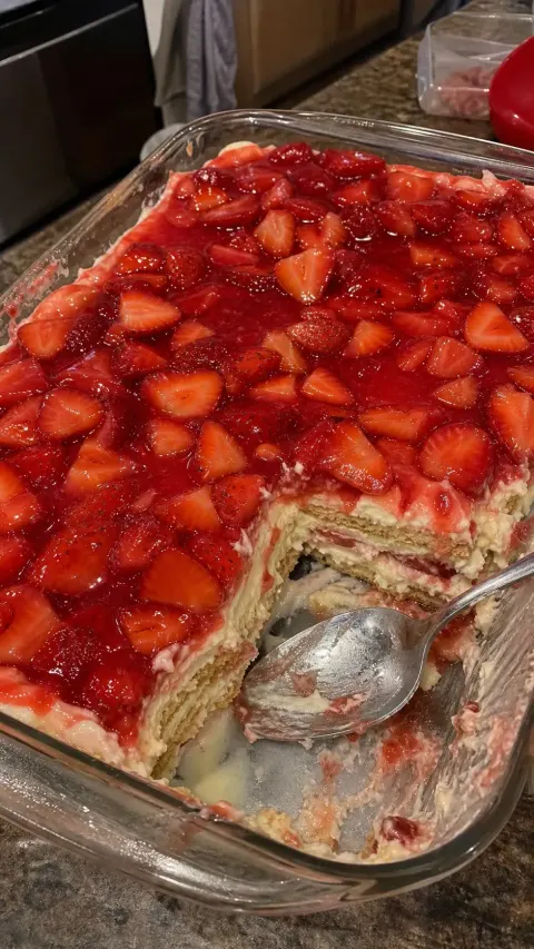 Strawberry Eclair Cake 🍓🍰