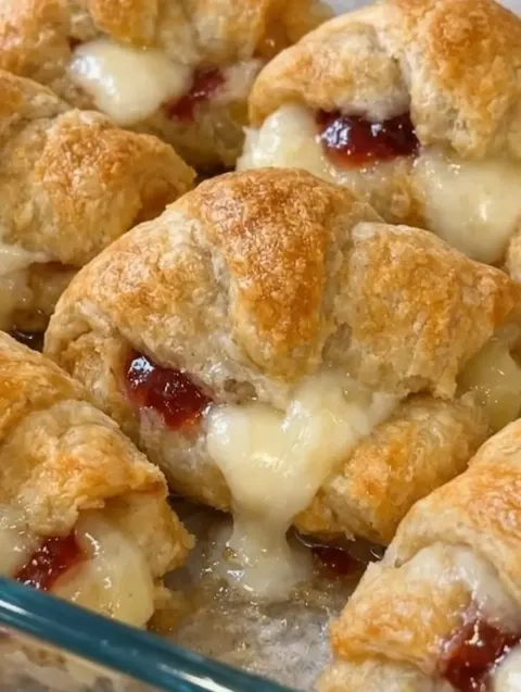 3-Ingredient Sausage Cream Cheese Crescent Bites (The Party Appetizer Everyone Requests) 🥐🧀